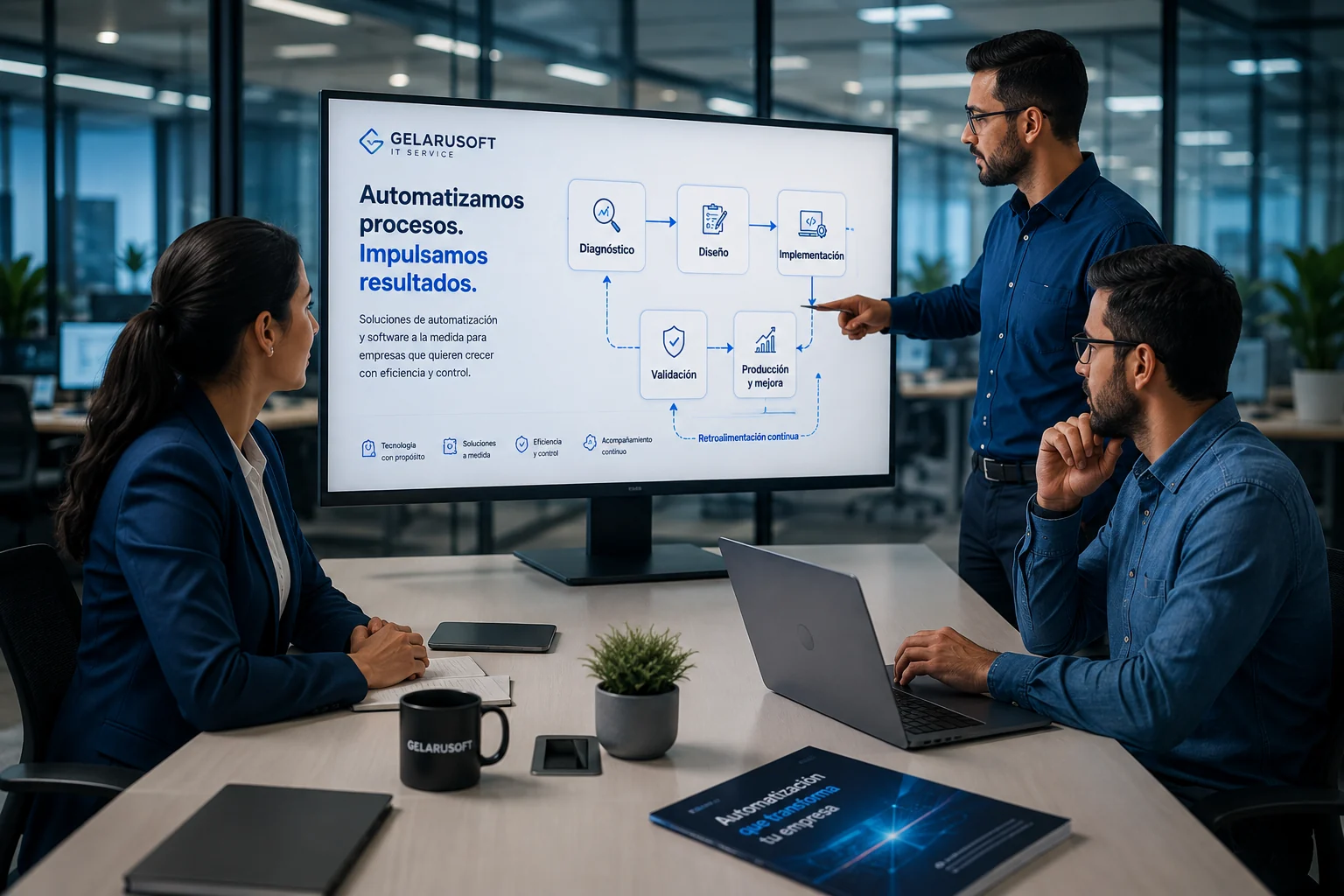 Equipo profesional revisando una metodología de automatización empresarial durante una sesión de trabajo colaborativa.