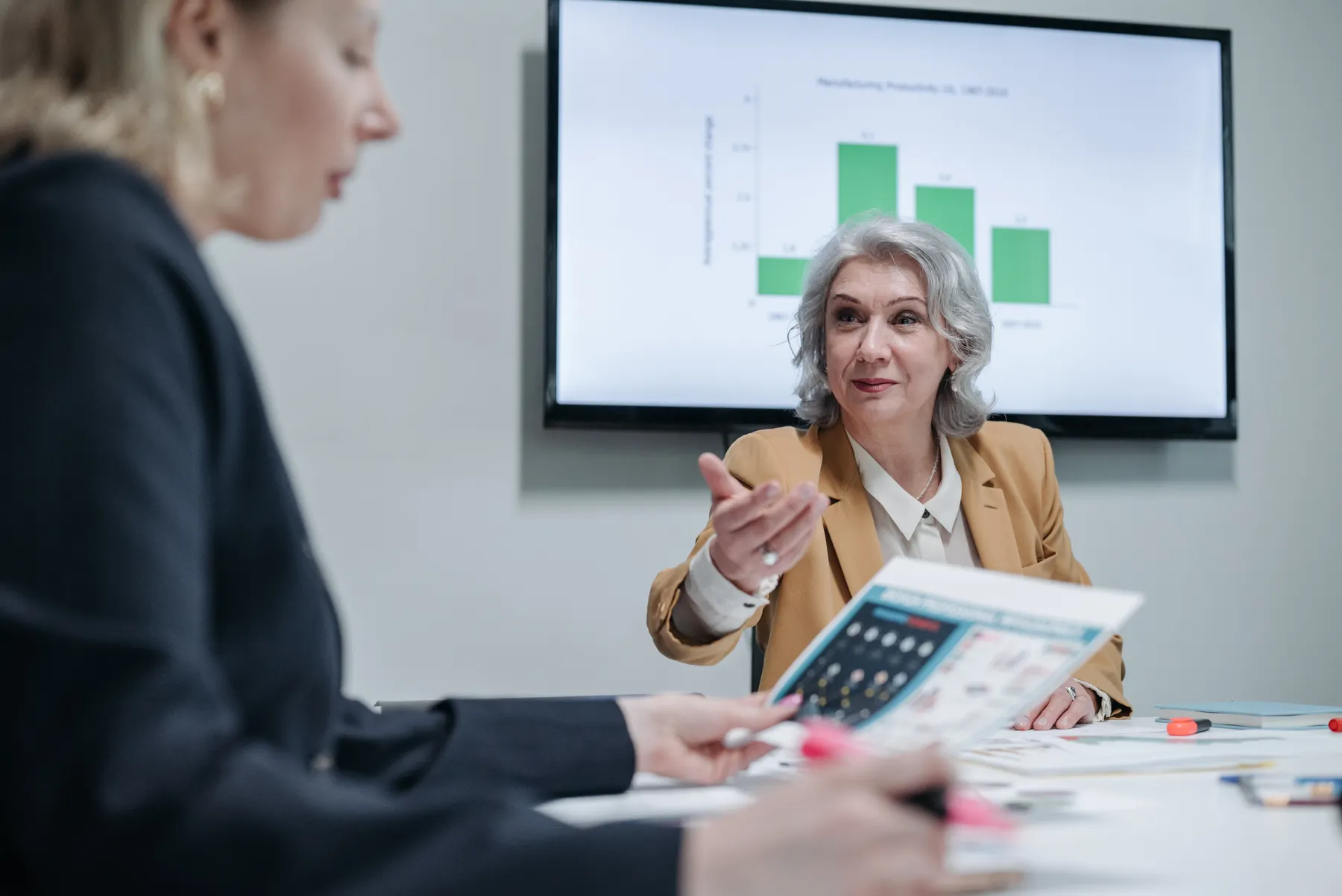 Equipo empresarial colaborando durante una reunión de trabajo
