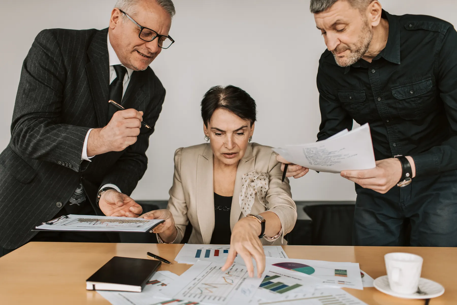 Equipo empresarial revisando una estrategia de trabajo en una reunión